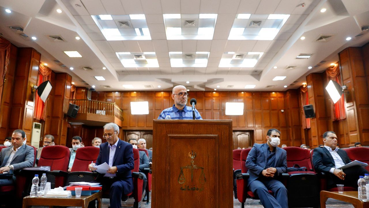 اکبر طبری؛ از کت و شلوار تا لباس زندان+عکس