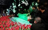 وداع سردار وحیدی با پیکر رهبر شهید انقلاب+عکس