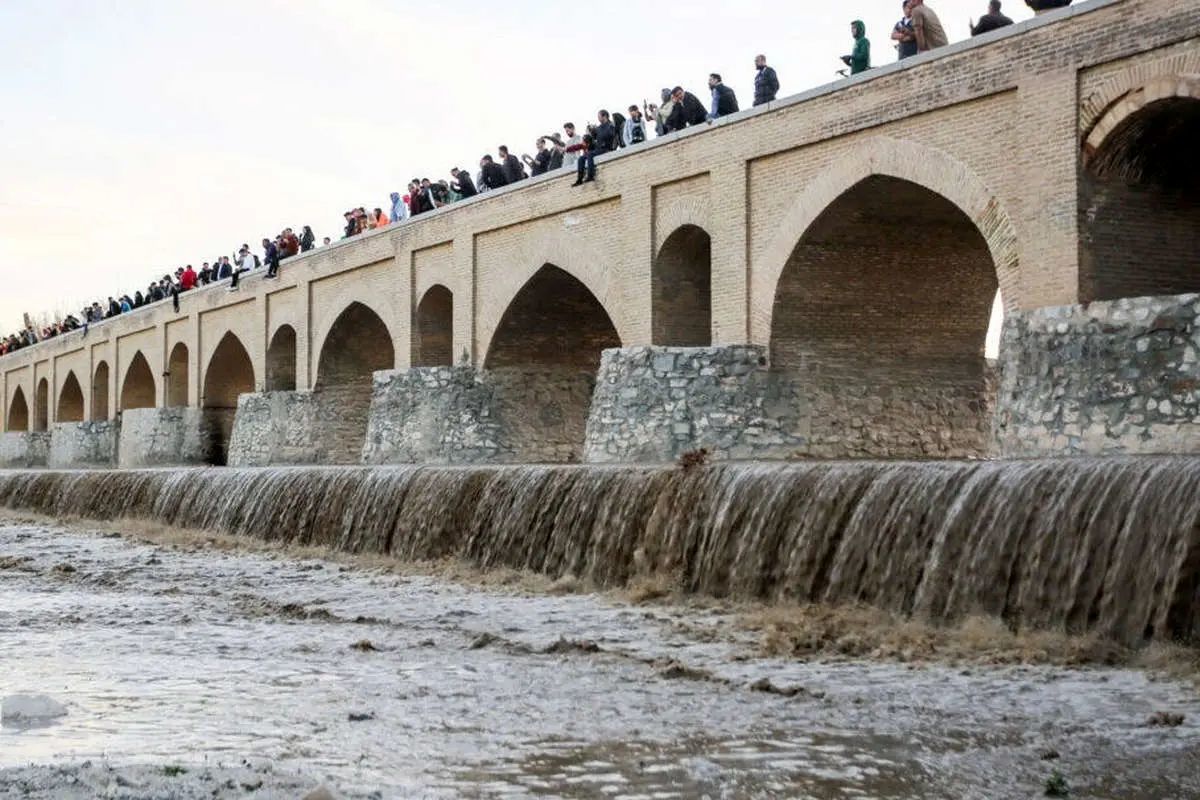 جریان آب زاینده‌رود اصفهان چشم سی‌وسه پل را روشن کرد + فیلم