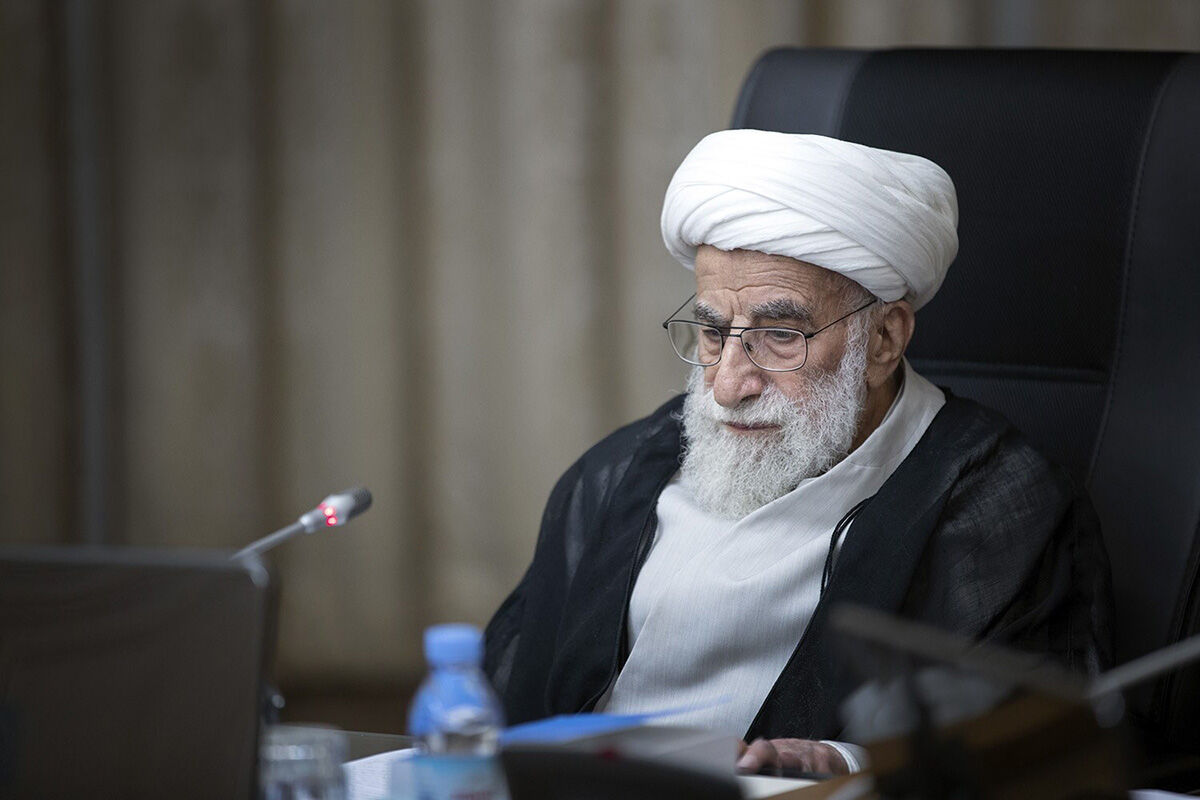 عکس جدید از آیت الله جنتی در راهپیمایی