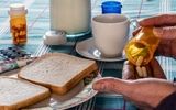 هرگز این داروهای پرمصرف را با چای یا دمنوش نخورید

