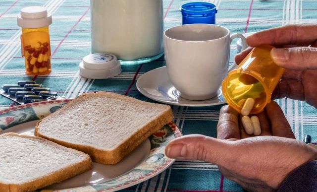 هرگز این داروهای پرمصرف را با چای یا دمنوش نخورید