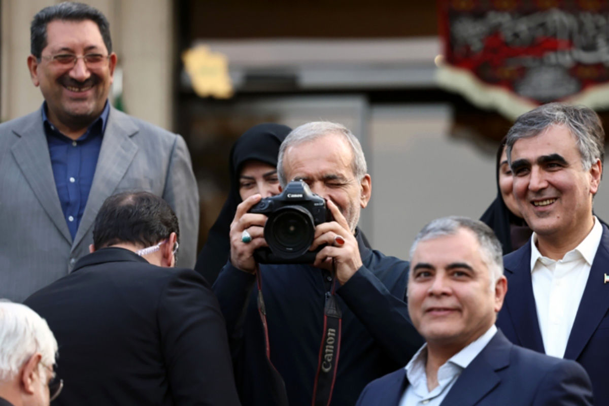 دیدار و گفتوگوی صمیمی رئیسجمهور با خبرنگاران/ پزشکیان: ما به خاطر «ایران» ایستادهایم