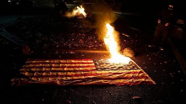 پرچم آمریکا به آتش کشیده شد