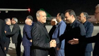 سفر مسعود پزشکیان به مشهد در شب تاسوعای حسینی/ عراقچی هم بود

