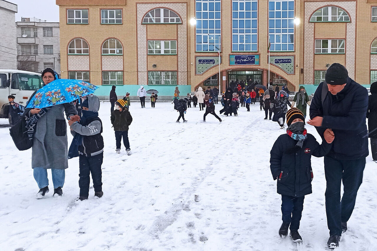 برف و یخبندان دانش‌آموزان 8 شهر دیگر را خانه‌نشین کرد