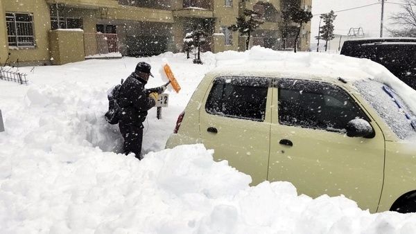 بارش سنگین برف 13 کشته برجای گذاشت