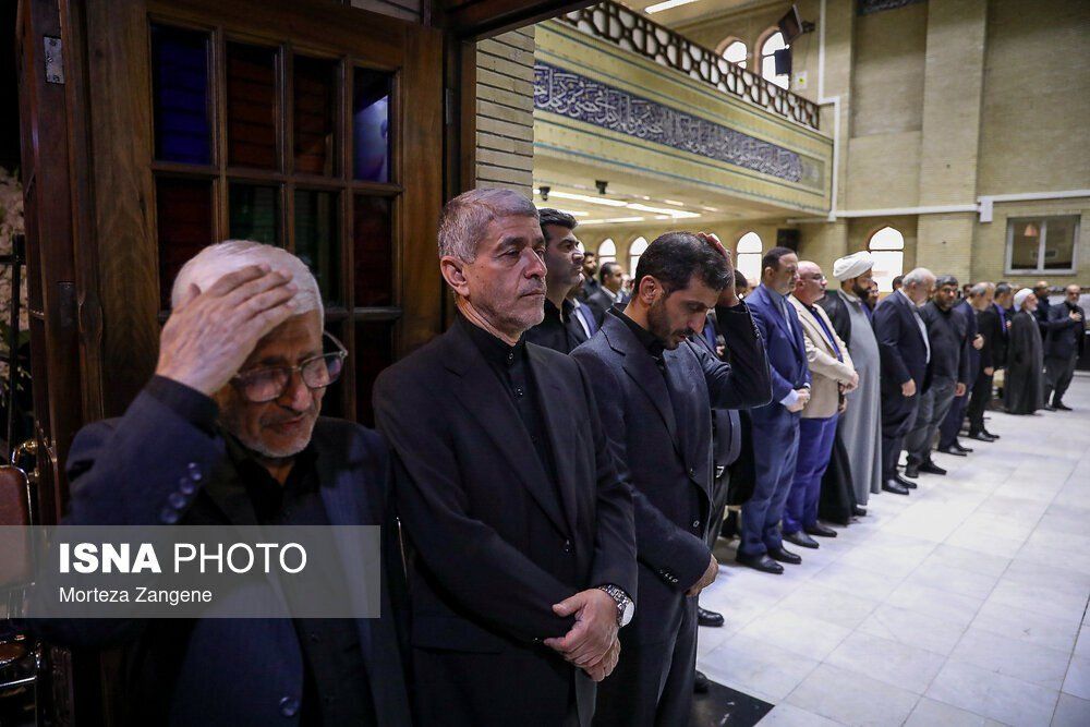 حضور پزشکیان در مراسم یادبود برادر علی طیبنیا / واعظی و نوبخت هم بودند / ظریف طیبنیا را در آغوش گرفت + تصاویر 5