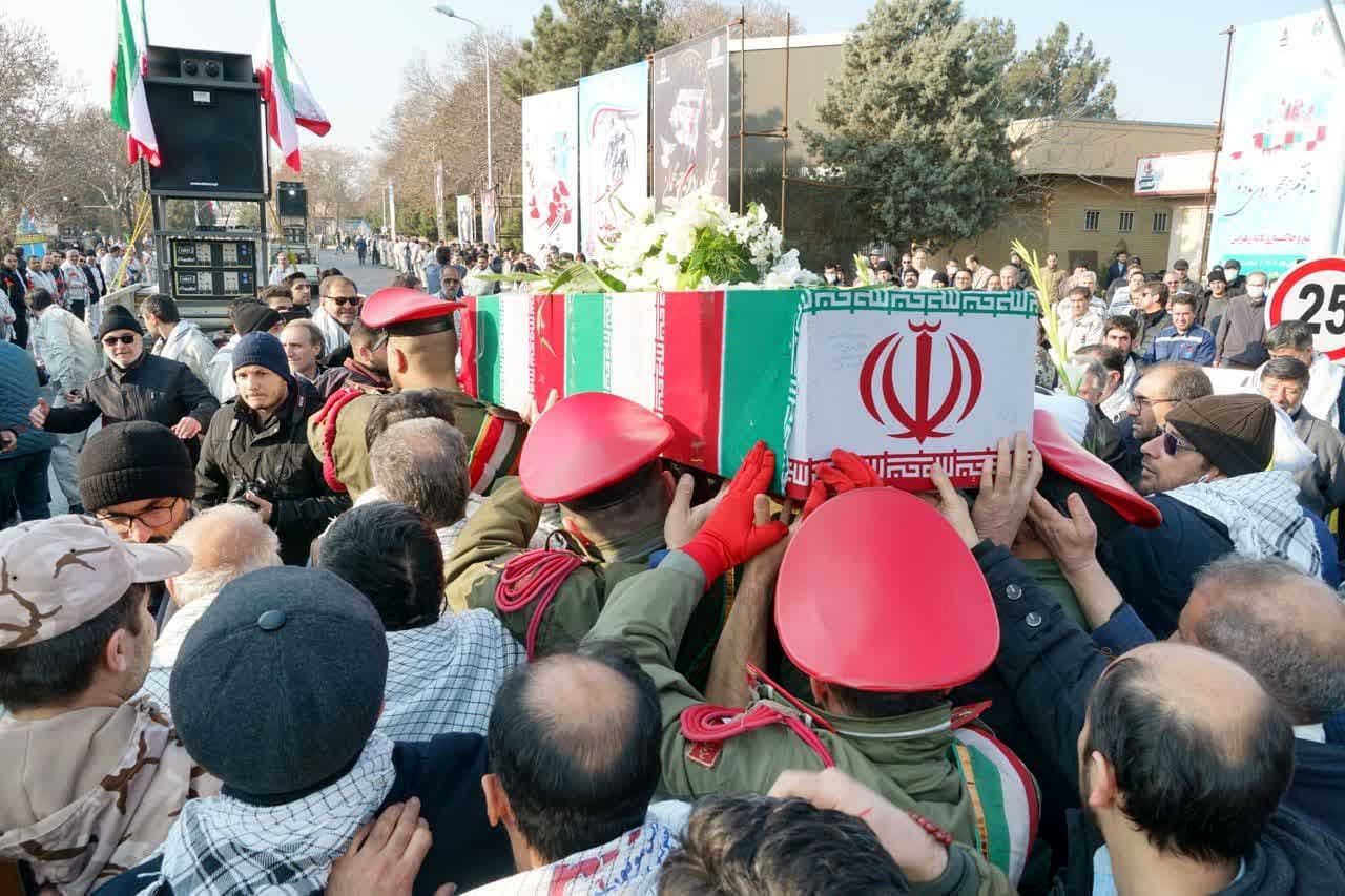 تشییع و تدفین شهدای گمنام دفاع مقدس در پالایشگاه تبریز