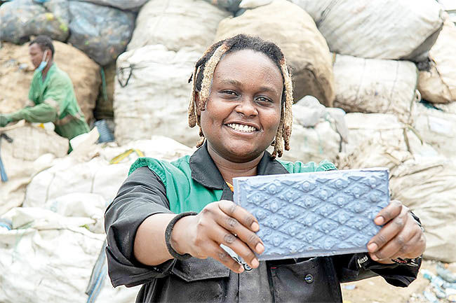 «ان‌زمبی مته»: کارآفرینی که از زباله، آجر می‌سازد