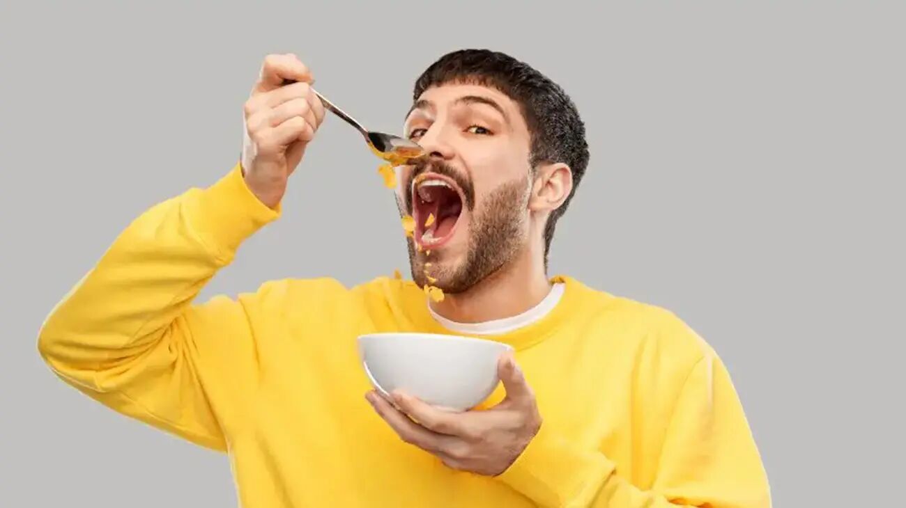چه اتفاقی می‌افتد وقتی کسی سریع‌تر غذا می‌خورد؟


