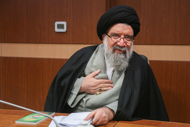 دفاع تمام قد امام جمعه تهران از ابراهیم رئیسی/ می‌خواهند تز رضاخانی  را احیا کنند