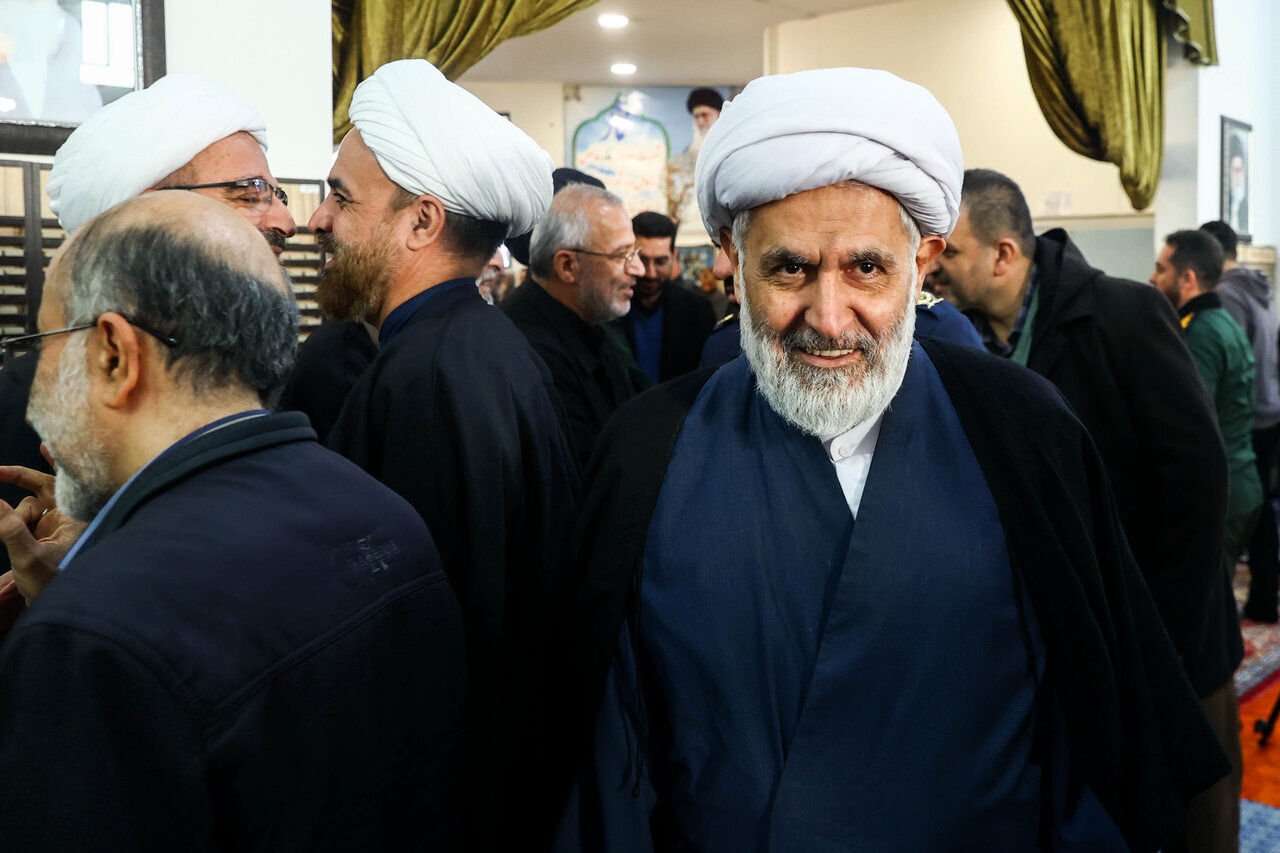 تصاویری از حضور مقامات در مراسم ختم آیت‌الله سیدمحمد شاهچراغی/ نشستن وزیر اطلاعات بین دو سردار عالیرتبه سپاه/ ظاهر زمستانی فرمانده کل سپاه