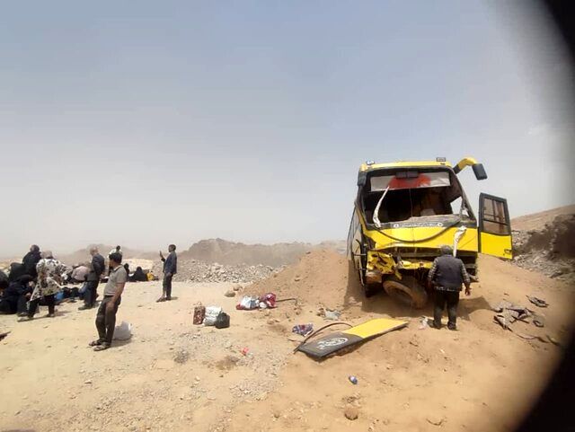واژگونی اتوبوس مشهد به شیراز در تفت/انتقال تاکنون ۱۸ مصدوم به مراکز درمانی