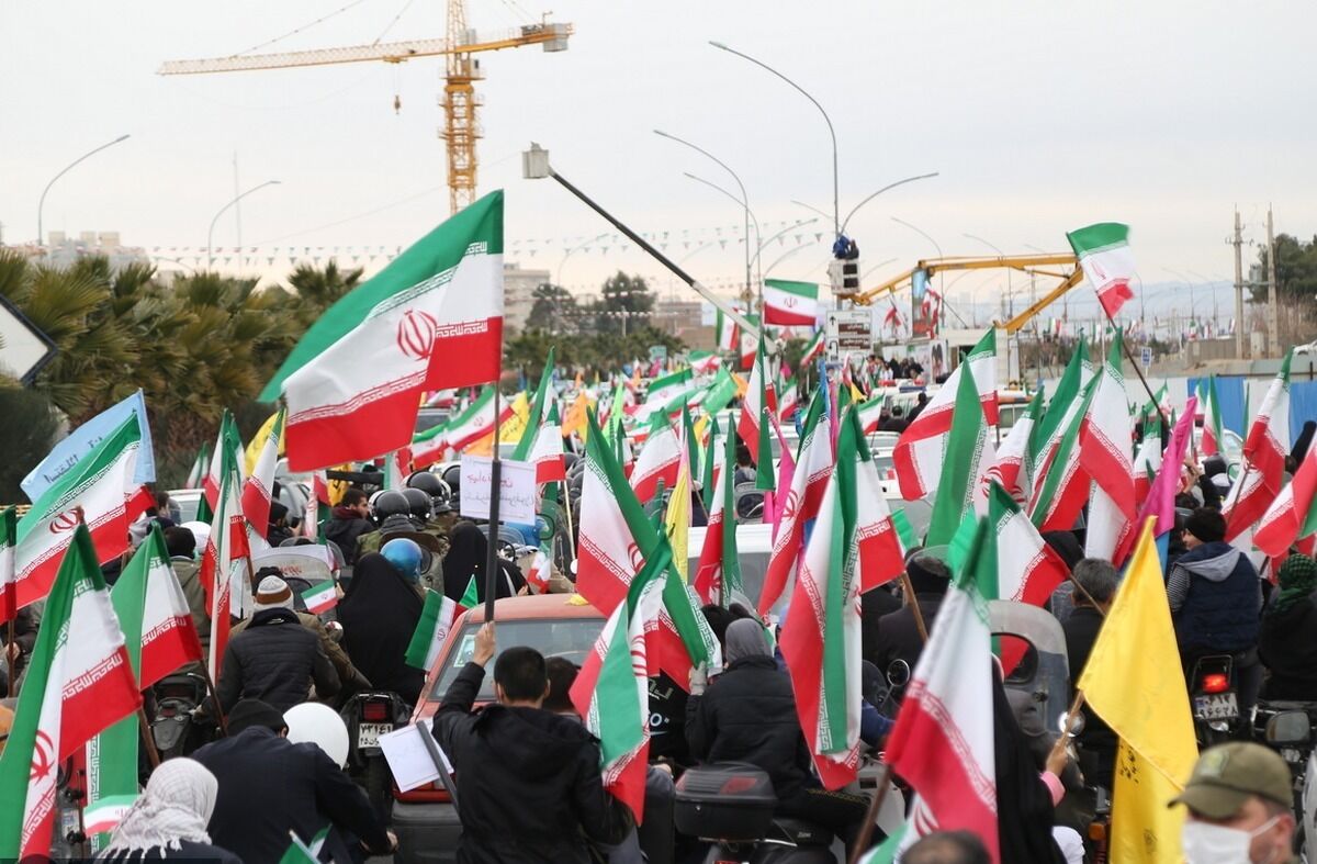 دست نوشته جالب در راهپیمایی 22 بهمن+ عکس
