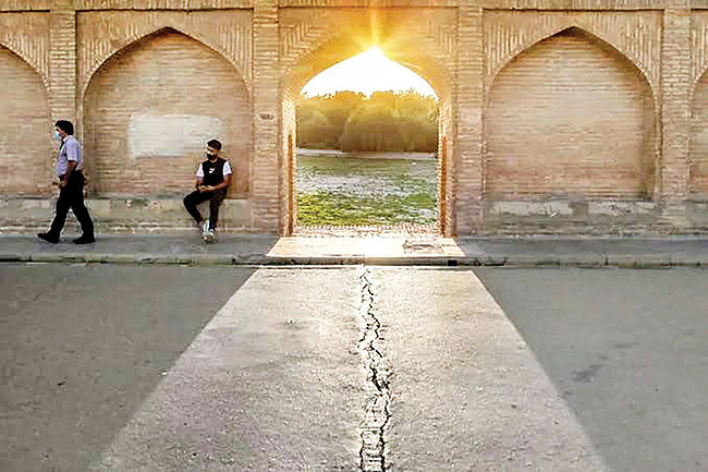  تنش‌زدایی با توریسم