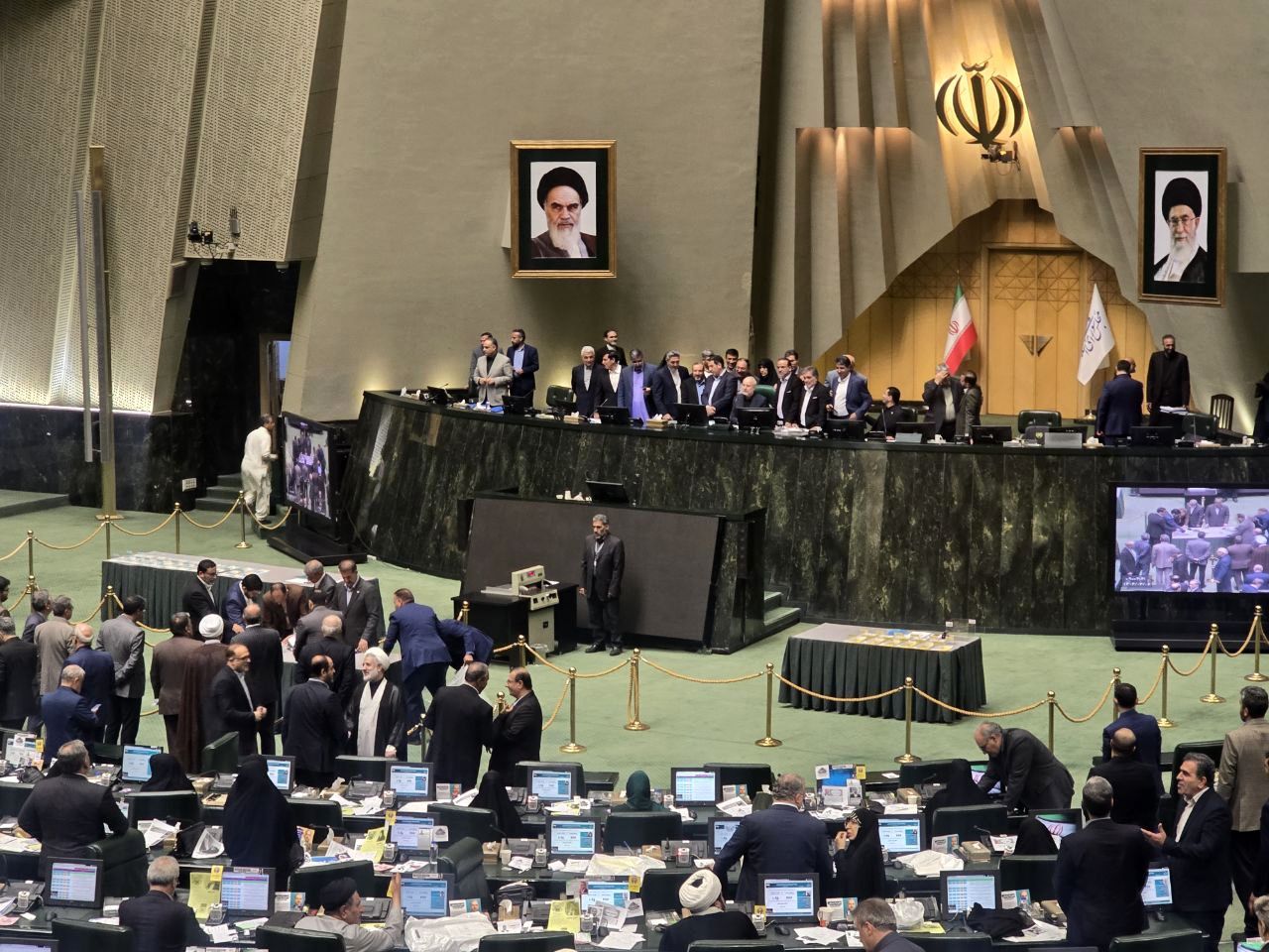 قالیباف رئیس مجلس ماند