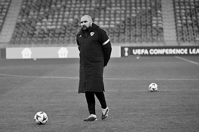 مرگ مربی کنار زمین چمن