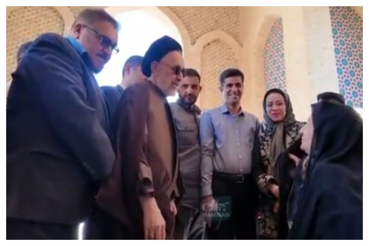 قابی متقاوت از سید محمد خاتمی در مزار آیت الله سید روح الله خاتمی / بانوی سالخورده: دست بده طبق فتوای آقای خمینی + فیلم