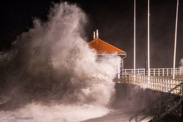 طوفان سهمگین در سواحل چابهار؛ بیش از 10 لنج ماهیگیری غرق شد + فیلم