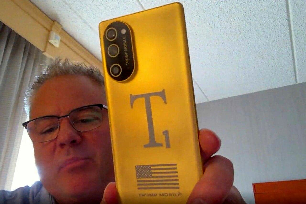 اولین تصاویر واقعی از گوشی اختصاصی ترامپ!