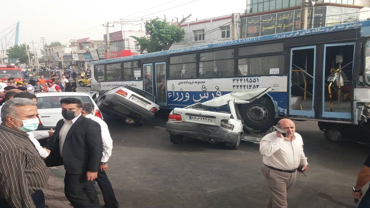 اتوبوس شرکت واحد در کرج ترمز برید/ برخورد خونین با 20 خودرو + تصاویر
