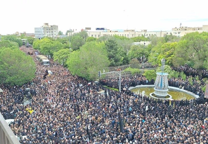 تصویری از پدر شهید آل هاشم در مراسم تشییع + عکس