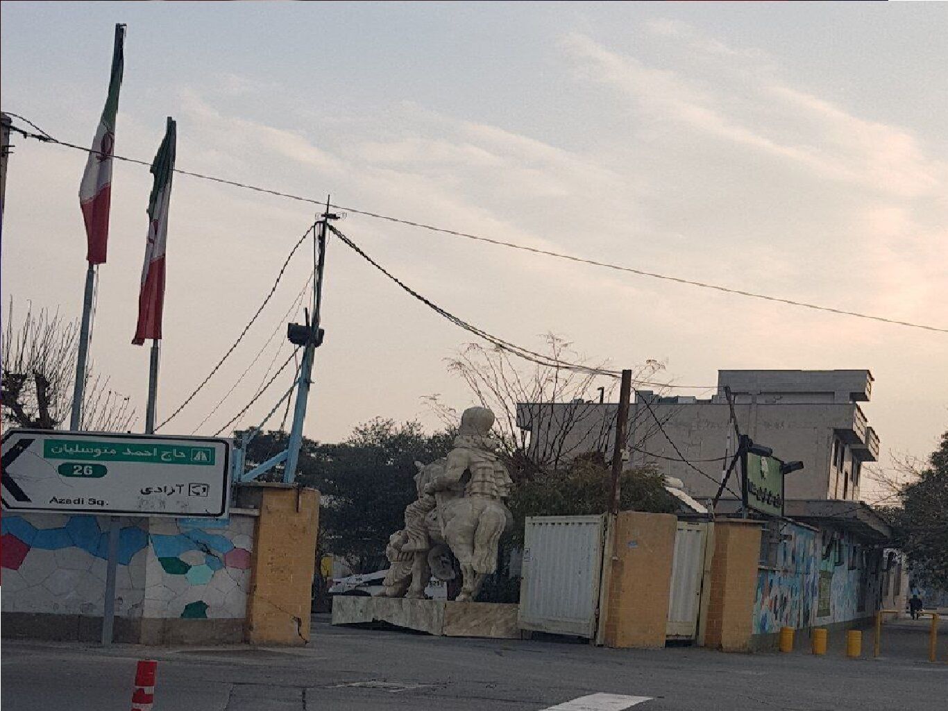 مجسمه شاپور در پارکینگ خدمات موتوری!/ هنر شهری قربانی نمایش سیاسی زاکانی شد