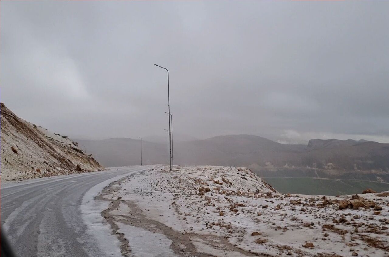 برف و کولاک راه ۱۵ روستای این شهرستان را بست