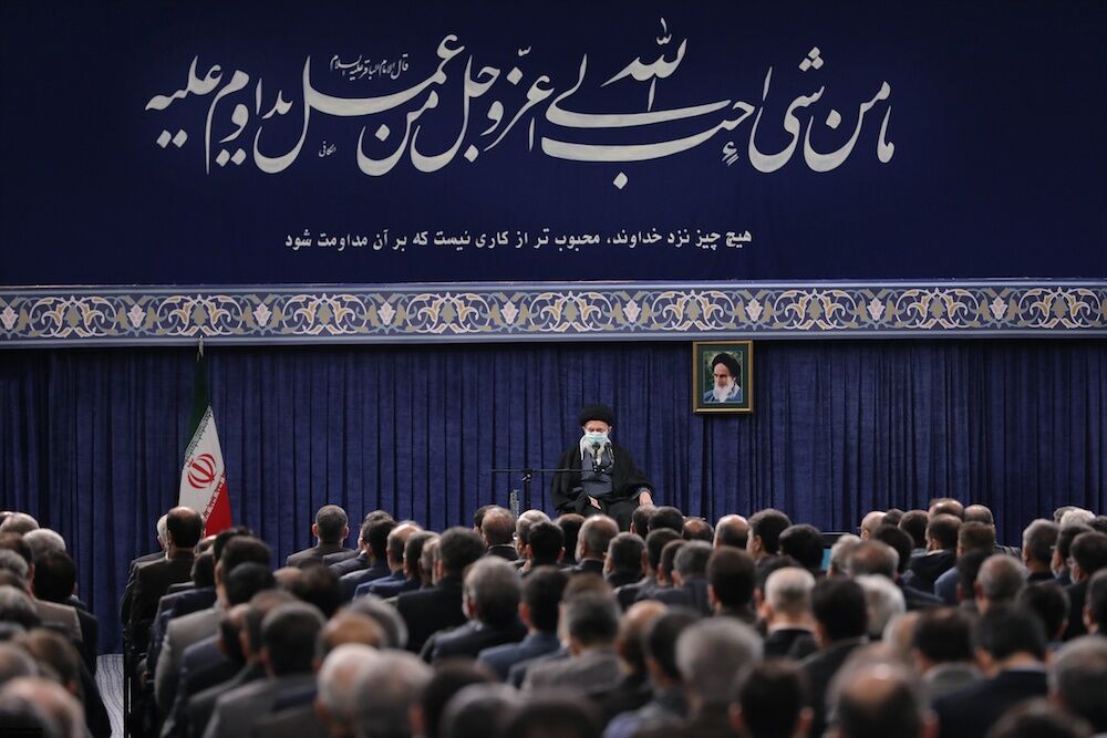 معنای حدیث نصب شده در محل سخنرانی امروز رهبر انقلاب