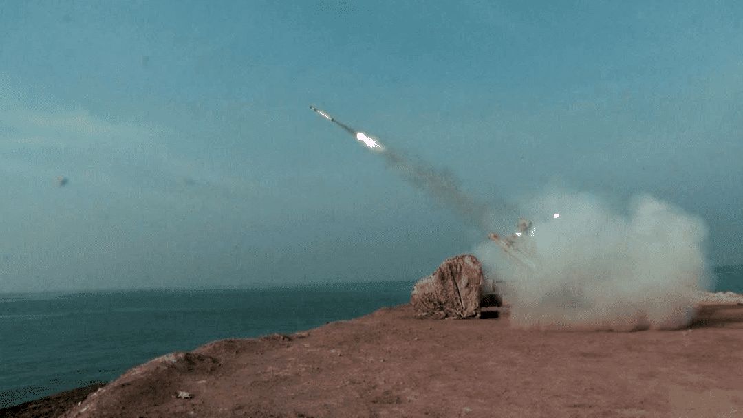 شلیک انبوه موشک‌های بالستیک و کروز نقطه‌زن در رزمایش اقتدار سپاه+ فیلم