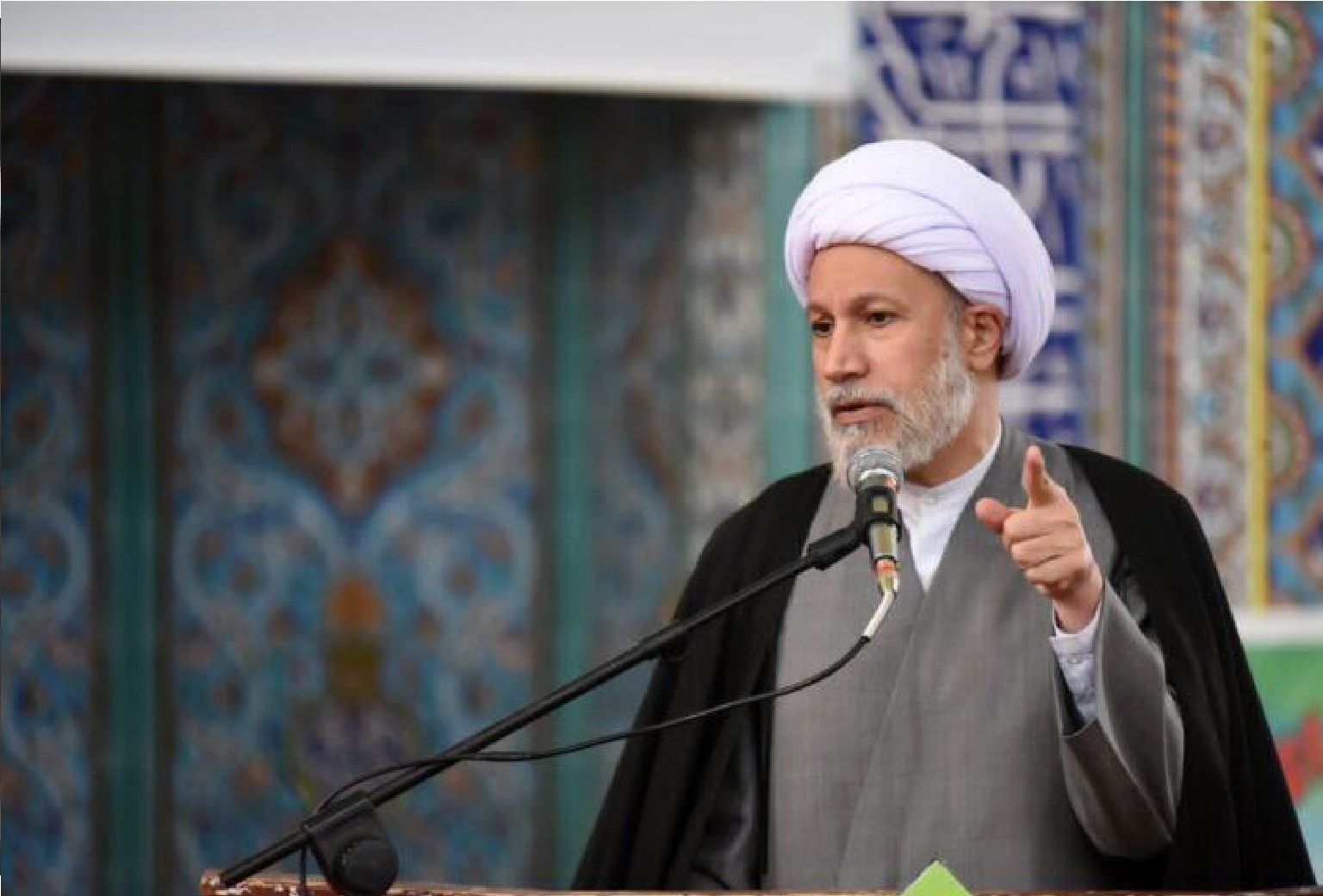 امام جمعه شیراز: باید خانواده را محکم حمایت کنیم 