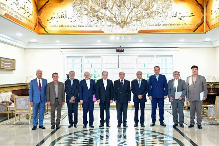 عراقچی با شهباز شریف در اسلام آباد دیدار کرد