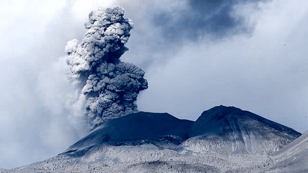 تصویر عجیب از فعال شدن یک آتشقشان / کوه ذوب شد + فیلم