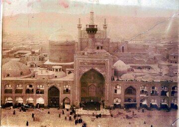 تصویری بی نظیر از شتر پناهنده به حرم امام رضا(ع)+ عکس