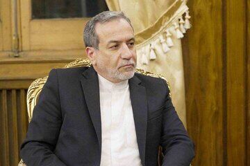 عراقچی: به توافق نزدیک بودیم؛ برخی عوامل در آمریکا نگذاشتند/ منتظر زمان مناسب برای ارتباط با سوریه هستیم، عجله ای نداریم/ دیدگاههای احمدی نژاد  و روسای جمهور دیگر قابل تحمل و جذب است