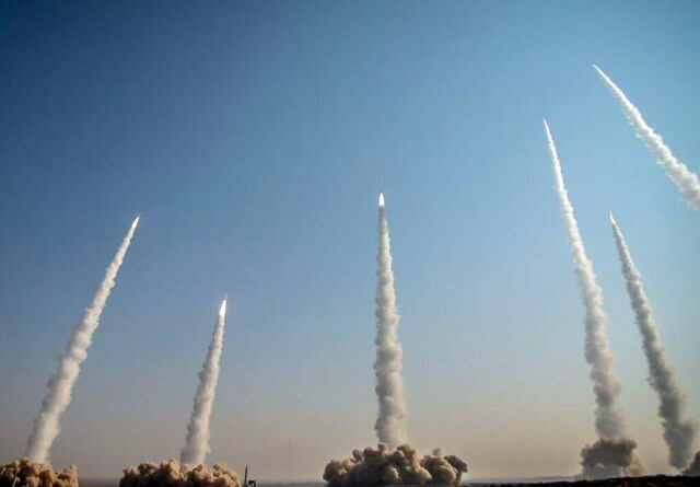 موشک ایران در ۱۰۰ مایلی ناو نیمیتز آمریکا فرود آمد