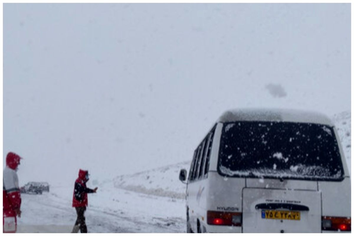 کولاک برف در در محور زنجان - تهم - چورزق/به بیش از 300 خودرو امدادرسانی شد