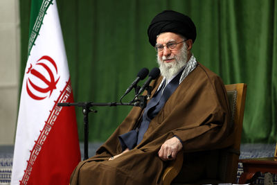 رهبر انقلاب: جوان های امروز ما جوانان خوبی هستند/ انتقال ارزش های دوران دفاع مقدس به نسل جدید نیازمند پیگیری بی وقفه است