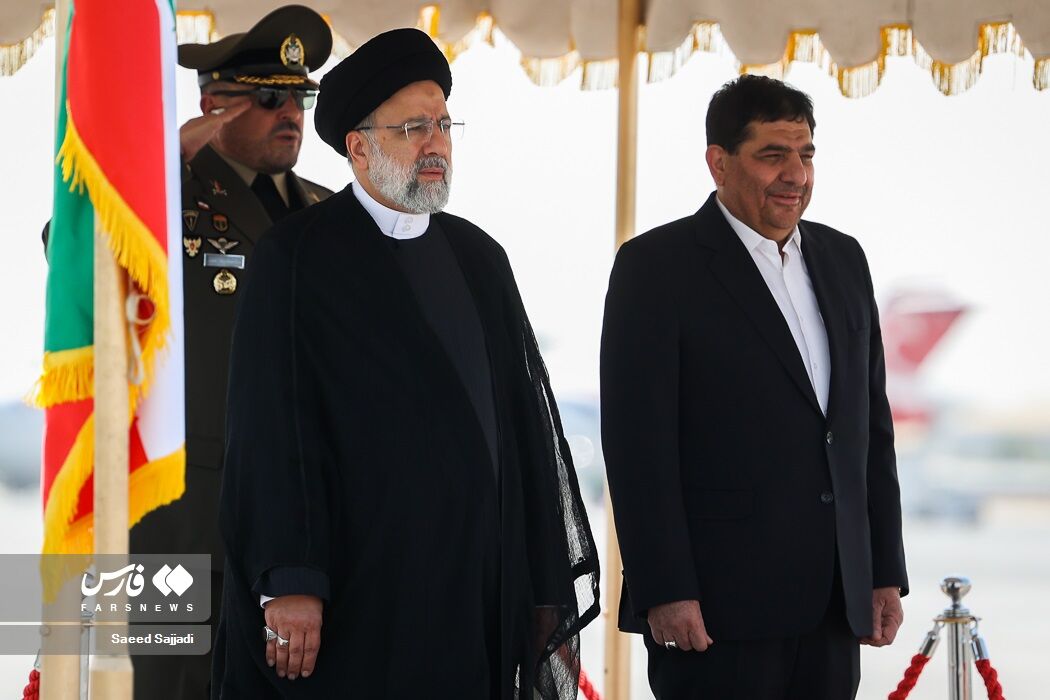 بوسه مخبر بر پیشانی رئیسی در فرودگاه+عکس