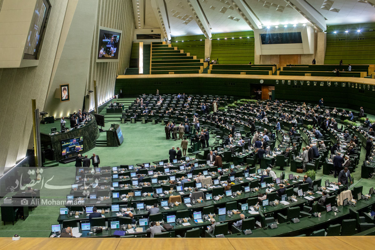 نماینده مجلس: ملت ایران کسانی را که قصد عملگی بیگانگان را دارند، لگدمال می‌کنند