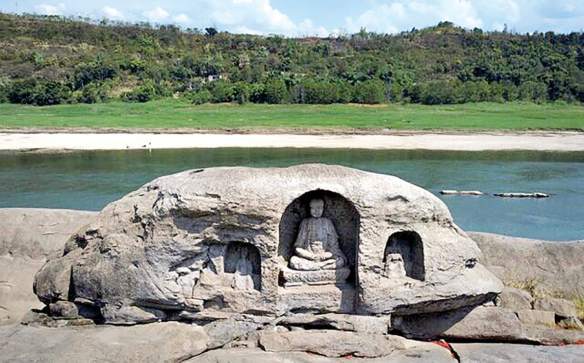 بیرون آمدن مجسمه‌های 600ساله بودا از آب 