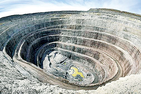 اجرای بیش از ۶۴۰ پروژه زمین‌شناسی و اکتشافی در کشور