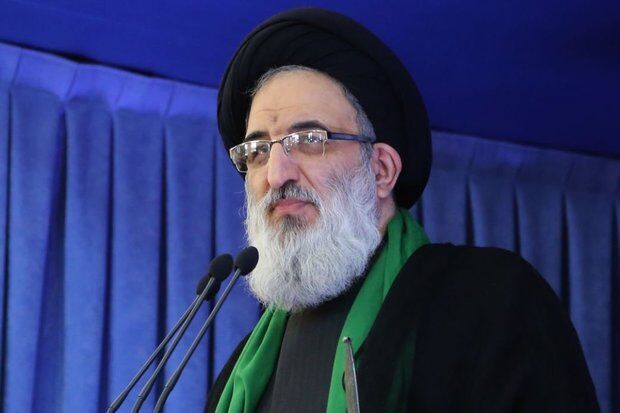 انتقاد امام جمعه کرج: بانوان به جای مادر شدن، سگ به دست گرفته اند