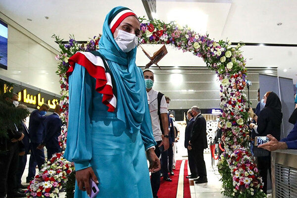 تغییر لباس بانوان ورزشکار ایران در افتتاحیه المپیک