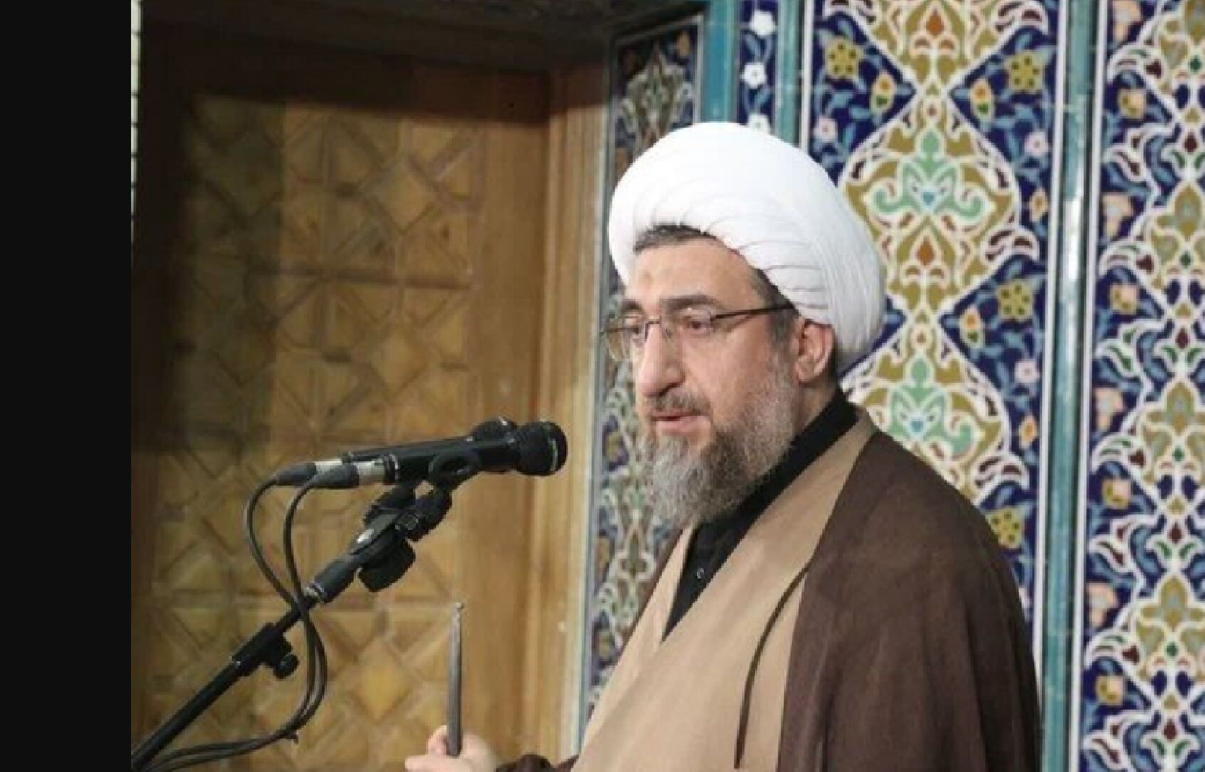 امام جمعه تبریز: مذاکره ما هم جنگ است و جنگ را کنار نگذاشته‌ایم/ اگر حتی یکی از شرایط محقق نشود، دست‌ها روی ماشه است