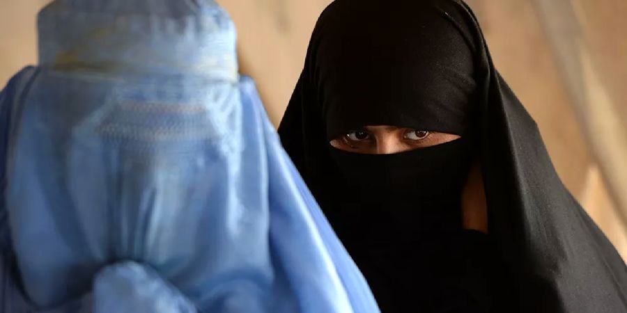 انگلیسی ها برای فرار از طالبان لباس زنانه پوشیدند