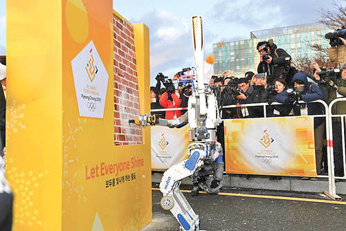 حمل مشعل المپیک زمستانی با روبات انسان‌نما