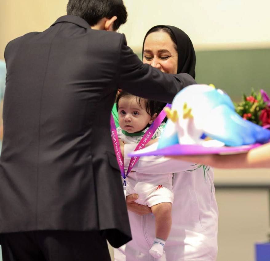 لحظه دیدنی دریافت مدال بانو ملی‌پوش ایرانی، با نوزاد 3ماهه‌اش+فیلم 
