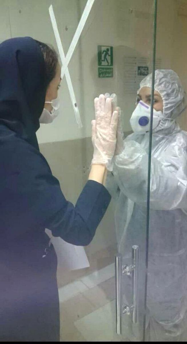 ببینید | تصویر اثرگذار دو پرستار زن در مرز قرنطینه و عادی در کاشان